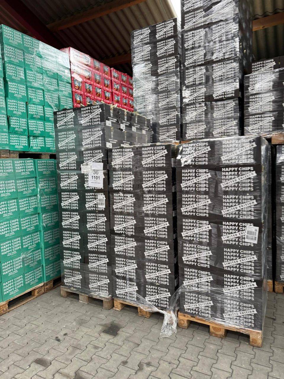 Paletes com caixas de batatas fritas em edição limitada, seladas para envio