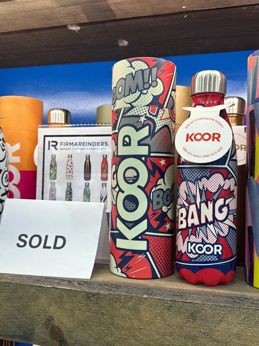 Garrafa KOOR com uma placa Sold no stand da feira