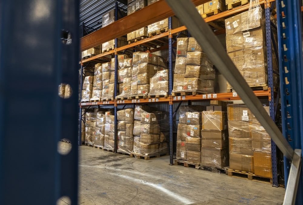 Lotes em paletes no armazém da Firma Reinders